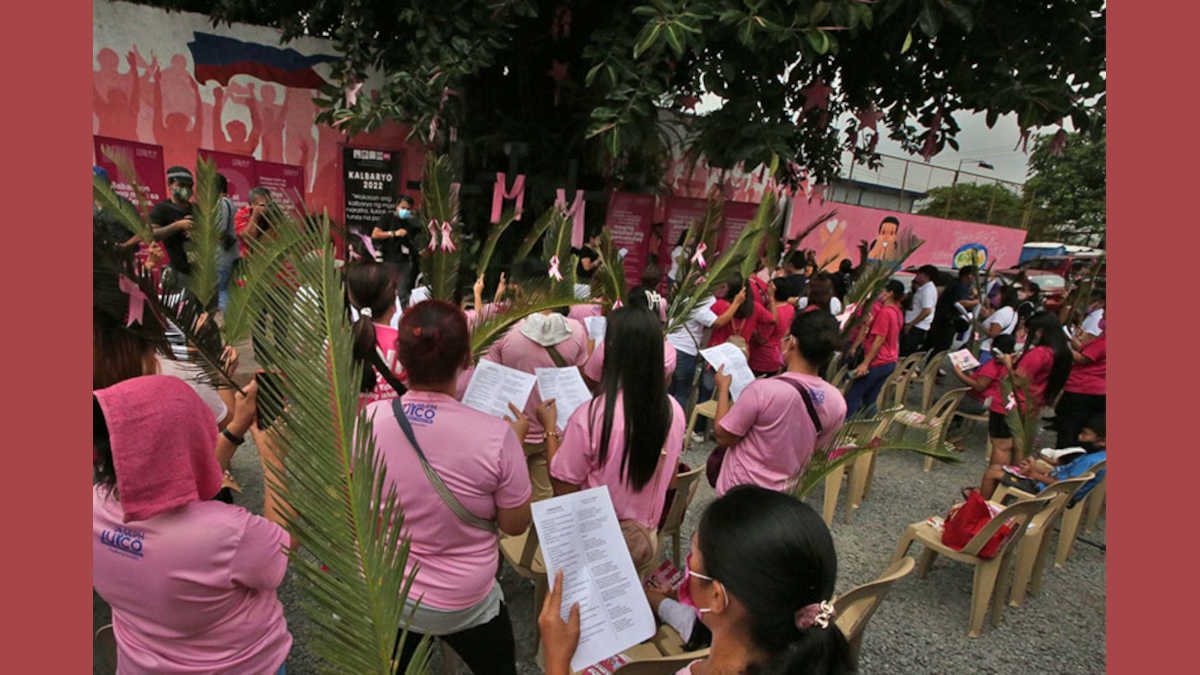 Misleading: Crowd of pink-clad supporters, priest worship prexy bet for Lent